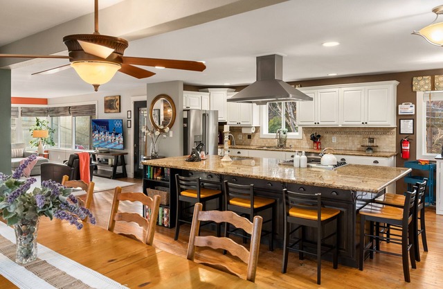 Luxury 4 bd/3ba Family Home near Ocean, Airport, & Seattle XL yard w/sportcourt