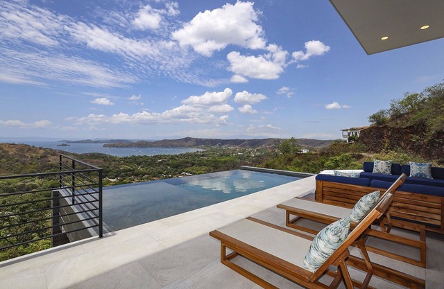 Luxury 4 Bedroom Oceanview Villa w/breathtaking views : Gated Resort Community!