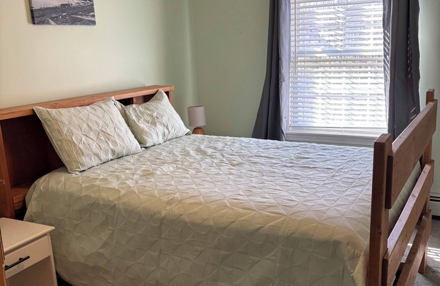 Luxury 4 bedroom house in Biddeford, walk to Fortunes Rock Beach, private pool.