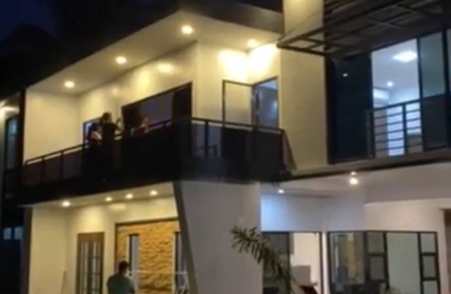 Luxury 4-bedroom house with WiFi, AC ,pool, KARAOKE, in Camotes Island Cebu.