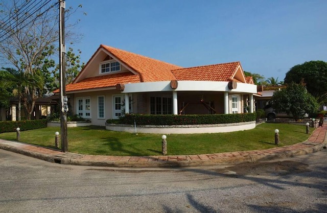 Luxury 4 bedroom Villa with garden view
