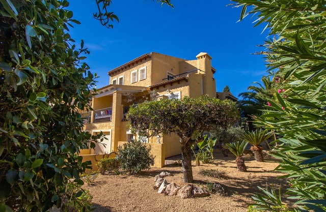 Luxury 4 bedroom villa La Nucia with large garden, private pool, terraces