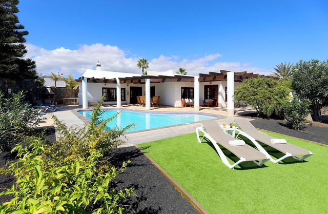 Luxury 4 bedroom villa in exclusive Los Mojones area