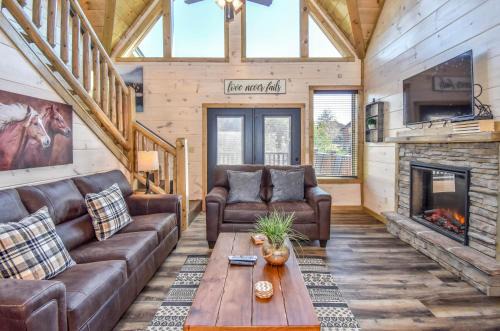 Luxury 4-BR Cabin Near Parkway and Dollywood with Game Room and Hot Tub