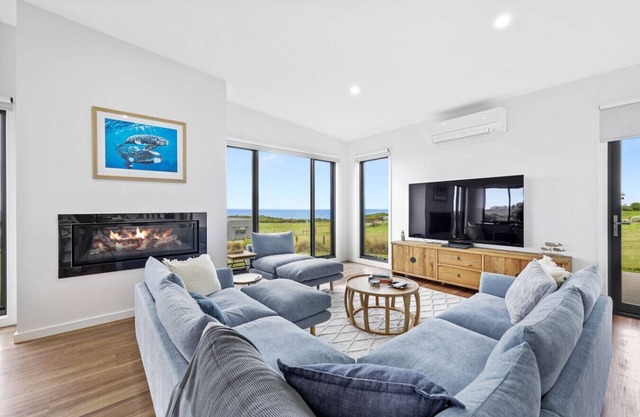 Luxury 4 br house with sea views