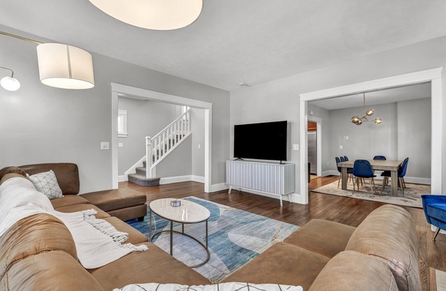 Luxury 4 BR Near Cleveland Clinic, UH & CWRU!