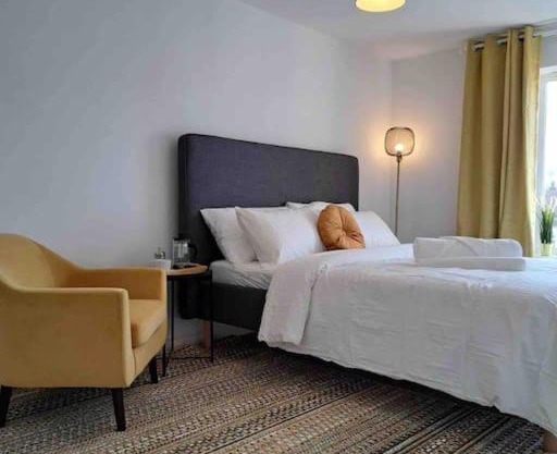 Luxury 4 Large Bedrooms Thurrock Grays 3 bathrooms 1 en suite Netflix Free Parking