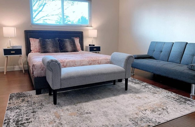 "Luxury: 4B/3B with Dual EnSuites, Parking, WiFI"