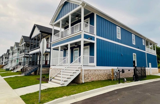 Luxury 4B/4.5b Home, EV Charger, deck by MCG #11