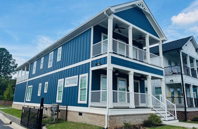 Luxury 4B/4.5b Home, EV Charger, deck by MCG