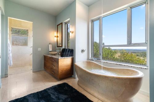 Luxury 4BR Hilltop Retreat Hot Tub & Scenic Views