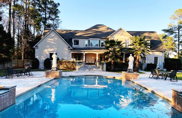 Luxury 4BR House. Only 5.4 miles from Augusta National Golf Club.