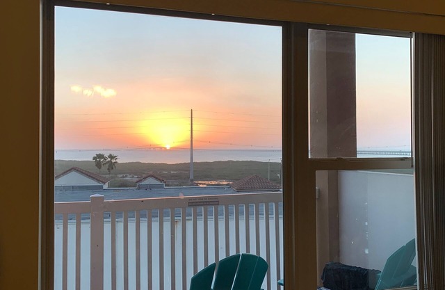 Luxury 4th Floor Condo, Stunning Bay & Bridge View