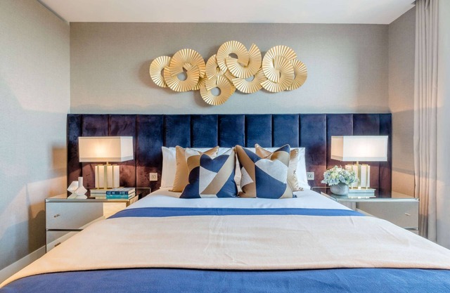 Luxury 4th floor 2 bed with Balcony