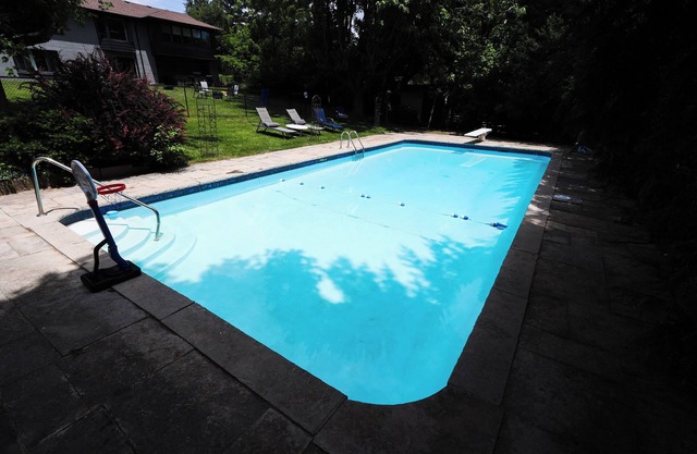 Luxury 5-Bed London Retreat: Heated Pool, Hot Tub & Sauna! - Ultimate Comfort!