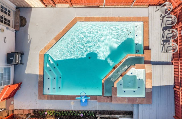 Luxury 5 Bedroom, 3.5 Bathroom Heated Pool Hot Tub