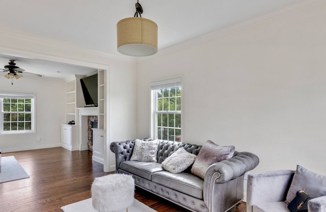 Luxury 5 bedroom, close to water, park in yard