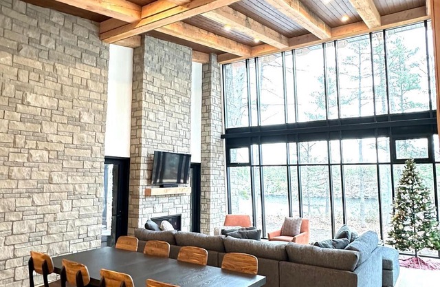 Luxury 5-bedroom cottage in tranquil Muskoka with WiFi, AC, fitness room