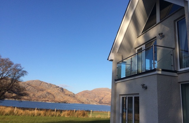 Luxury 5-bedroom house sleeping 10 in comfort and style. Right beside the loch!