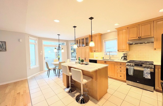 Luxury 5 bedroom Vacation Home with Office & Gym close to Forest, Trails, Shops