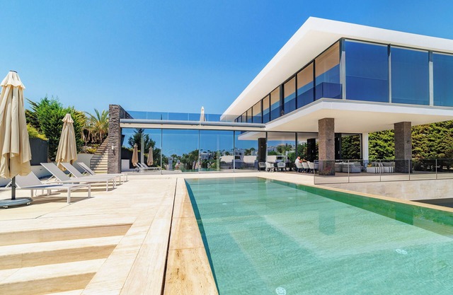 Luxury 5-bedroom villa in pleasant Marbella with pool, AC, cinema room