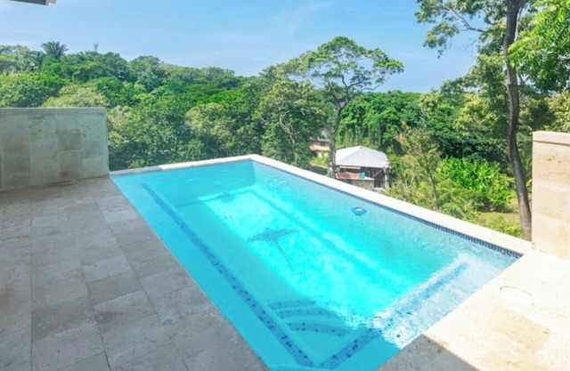Luxury 5-bedroom villa in west end Roatan with pool