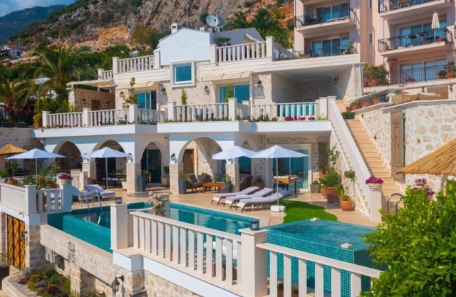 Luxury 5 Bedroom villa-Large pool, Sauna & stunning views