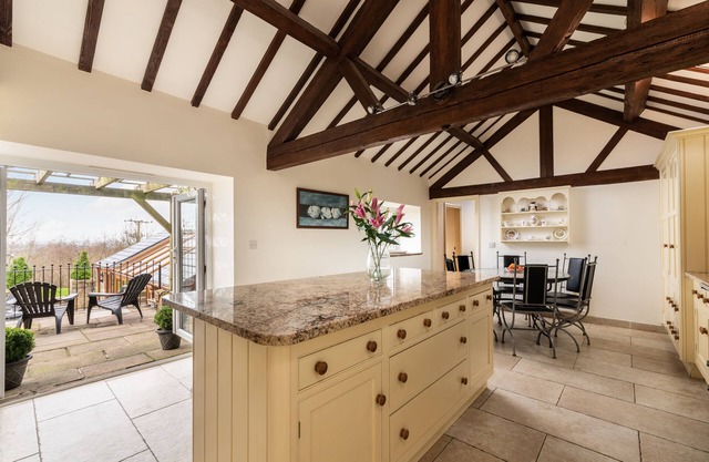 Luxury 5 star cottage with 4 ensuite bedrooms and beautiful views