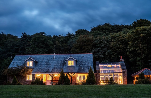 Luxury 5 star cottage with 7 bedrooms and hot tub
