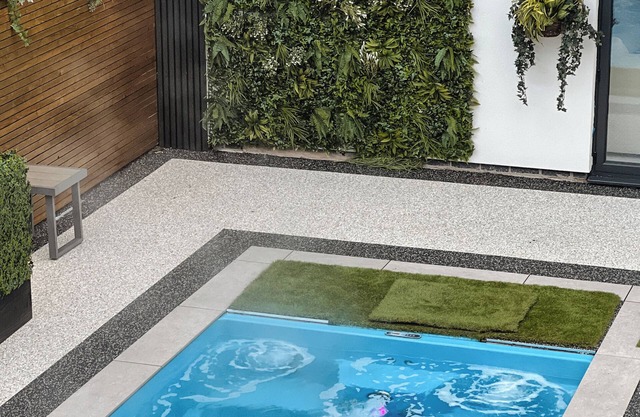 Luxury 5 star house in Cheshire with heated swimming pool and outdoor bar