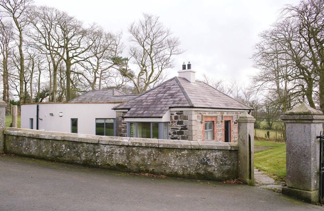 Luxury 5 Star Self Catering Accommodation In Historic Gate lodge with WI-FI.