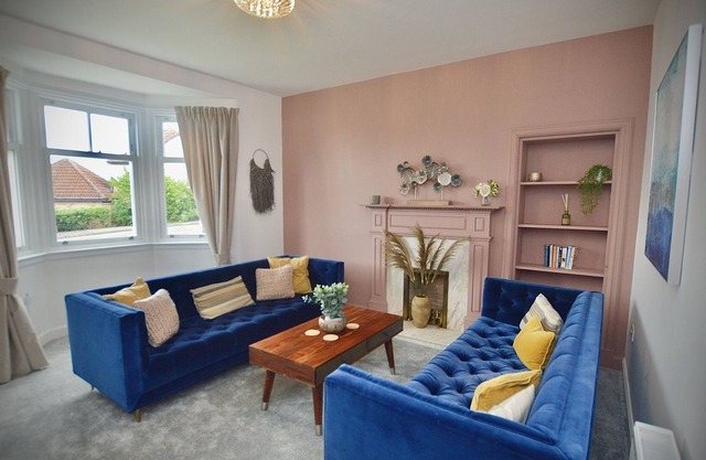 Luxury 5Bed & 3Bath house with hot tub + garden