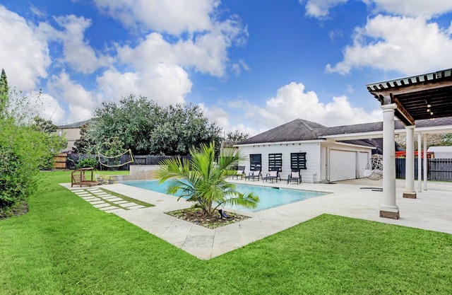 Luxury ✨ 5BR Home. PRIVATE 🏝WATERFALL POOL ! 15 Min from Downtown Houston.