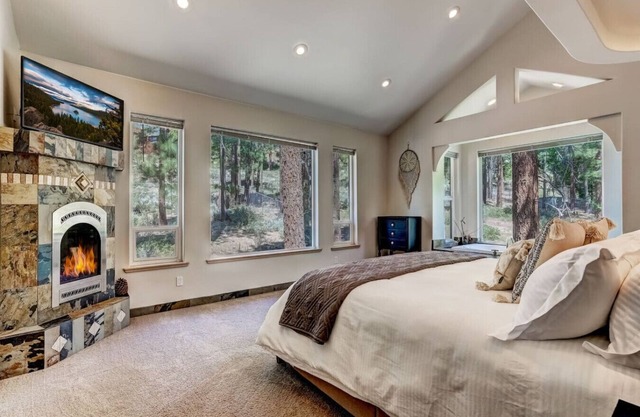 Luxury 5BR | Hot Tub & Chef’s Kitchen | Sleeps 10
