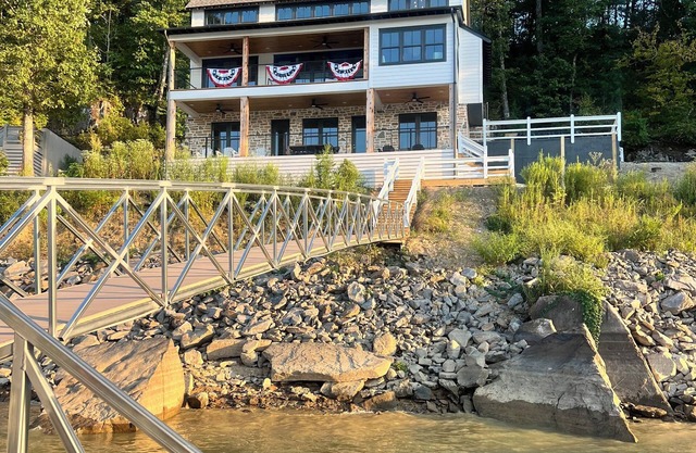 Luxury 5BR Lakefront w/Dock, Hot Tub & Pool In Point William