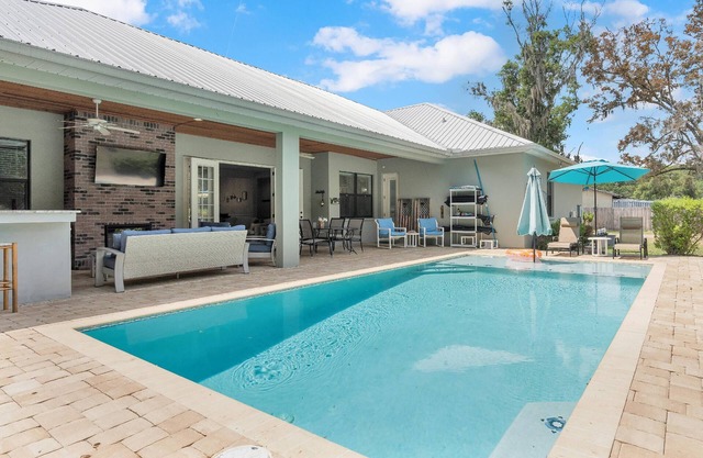 Luxury 5BR Pool Home w/Outdoor Kitchen, Firepit & Pet-Friendly Yard – The Perfect Lakeland Escape!
