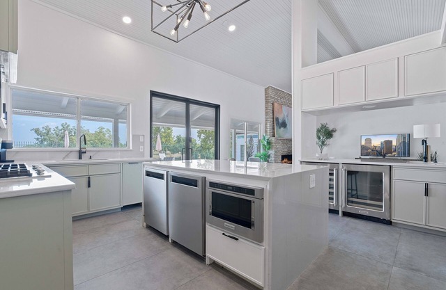 Luxury 5BR Retreat: Pool, Spa, Golf Views, Mins to Downtown, Rainey & Airport