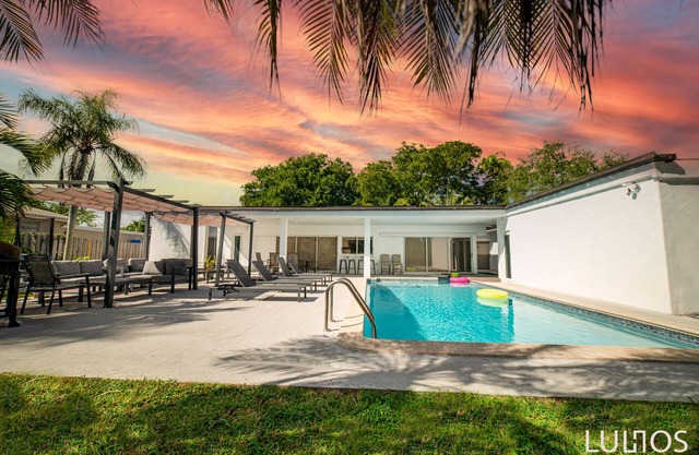 Luxury 5BR Retreat w/Pool & Games in Miami