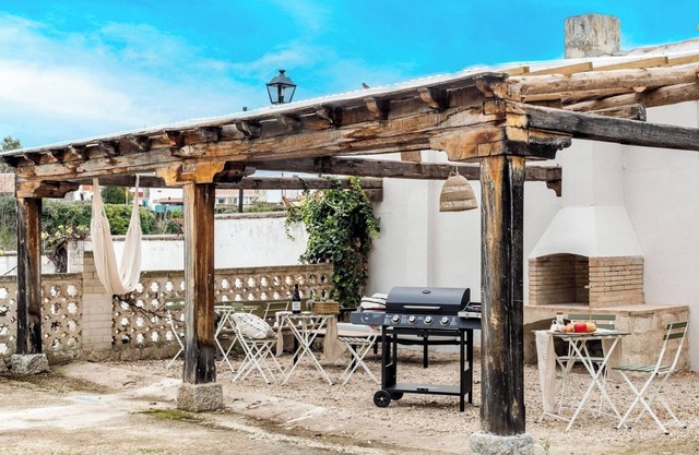 Luxury 5BR Villa - Pool, WineCellar, Gardens & BBQ