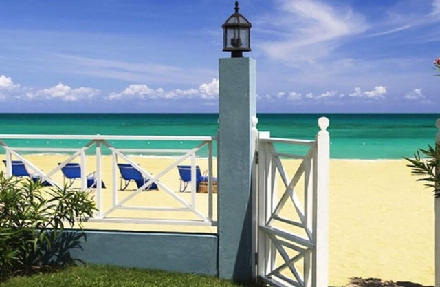 Luxury 6 Bed Beach Villa in Runaway Bay