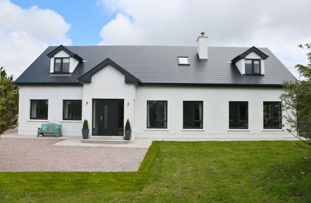 Luxury 6 Bedroom Spiddal Villa, Jacuzzi, Balcony. 5 mins to beach