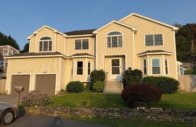 Luxury 6 BR·7 Beds·3.5 BA house in charming Marblehead & walkable to the ocean