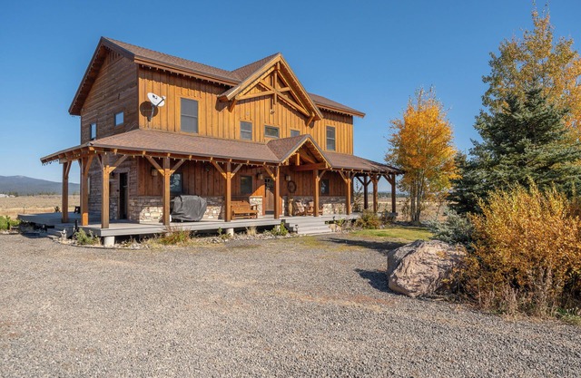 Luxury 6 BR cabin, STUNNING mountain views, hot tub, lake access, Yellowstone!