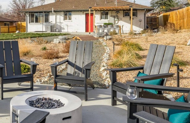 Luxury 6BR Home/Sleeps 14/HotTub, FirePit & Large Backyard/15 Mins to DEN