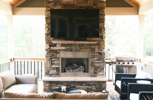 Luxury 8acres professionally decorated, hot tub, outdoor kitchen 15min Asheville