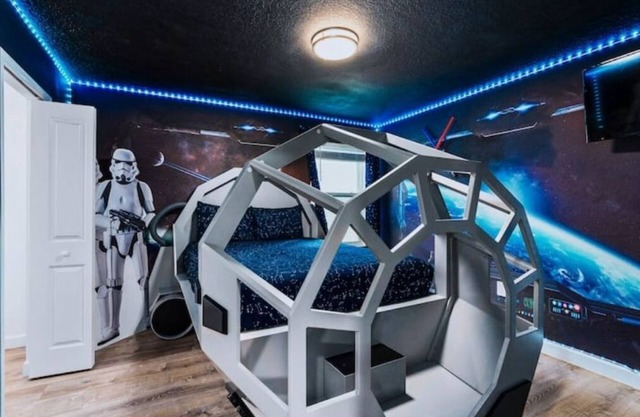 Luxury 9BR/5BA Storey Lake Villa, Free Pool Heat, BBQ & Clubhouse, Near Disney