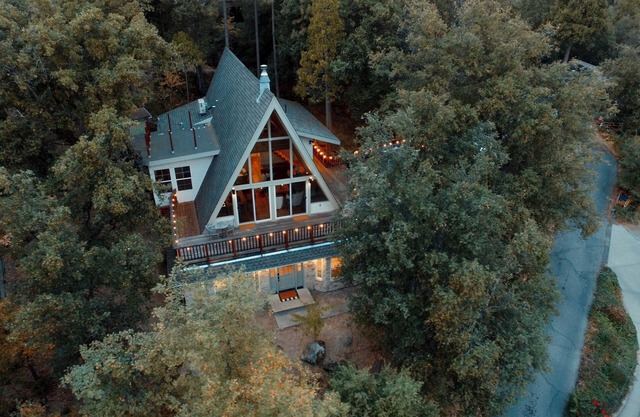 Luxury A Frame in beautiful Bass Lake w/boat slip, game room, pets ok