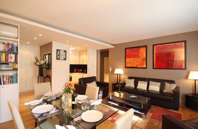 Luxury Air Con 2 bedrm 2.5 baths near new in the heart of Paris near Louvre