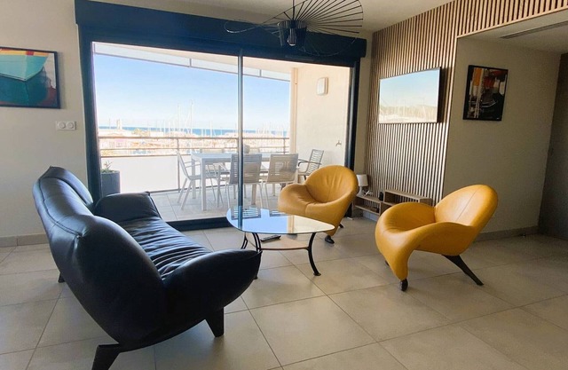 Luxury Air-Conditioned Apartment with Parking and Garage