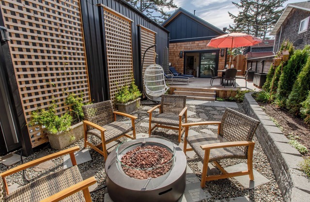 Luxury amenities, 2BR with ensuites, 3 min walk to beach, fire pit, 2 fireplaces, designer decor